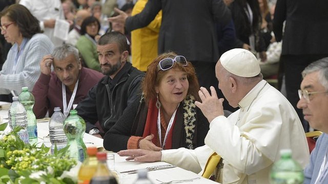 El Papa invita a comer a los pobres romanos