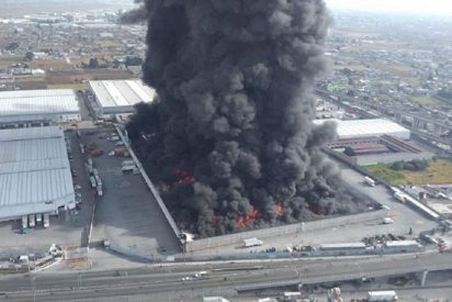 M&eacute;xico: Un gran incendio paraliza el aeropuerto y las avenidas de Toluca