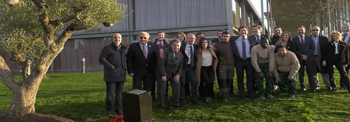 Los presidentes de la Conmebol y de la Fef plantan un olivo como símbolo de paz a través del fútbol