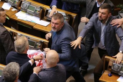 Batalla campal en el Parlamento de Ucrania: Un diputado mostr&oacute; un cartel y estall&oacute; una pelea