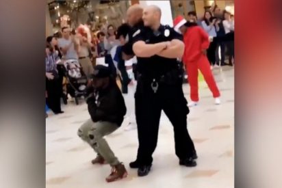 Polic&iacute;as de EEUU sorprenden con un improvisado baile navide&ntilde;o