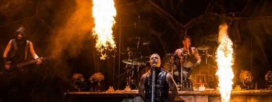 Rammstein reta a Putin en Mosc&uacute;: los guitarristas se besan para protestar contra la ley anti LGBTI+