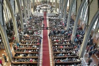 Una madre demanda al cura que ofendi&oacute; a su hijo muerto durante una misa