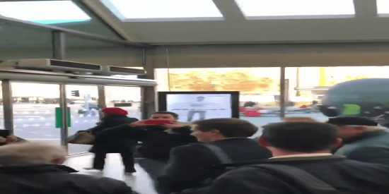 El lamentable escrache de los taxistas a Rivera en Madrid: "&iexcl;Fuera, hijo de puta! &iexcl;traidor!"