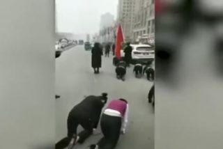 Esta empresa china castiga a sus trabajadoras oblig&aacute;ndolas a andar a gatas por la calle