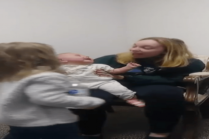 La tierna reacci&oacute;n de una beba sorda al escuchar la voz de su hermana por primera vez