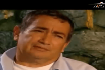 &iexcl;Un ni&ntilde;o de 6 a&ntilde;os se pasea en el patio del colegio con una pistola!