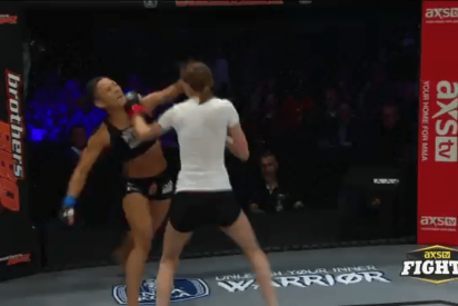 Esta luchadora de MMA ignora la petici&oacute;n de su rival a detener la pelea y sigue atac&aacute;ndola