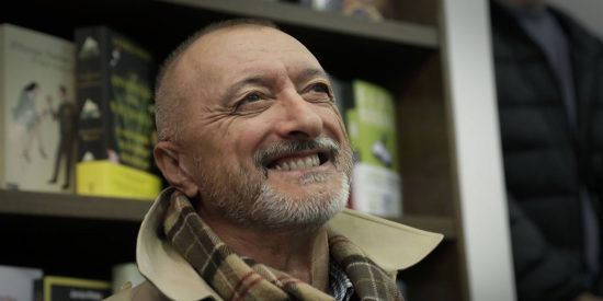 Arturo P&eacute;rez-Reverte 'pasa p&aacute;gina' y se reconvierte en cin&eacute;filo durante el confinamiento