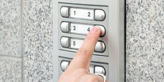 &iquest;Has visto el v&iacute;deo viral sobre lo que ocurre si llamas a un timbre al azar y respondes con un 'yo'?