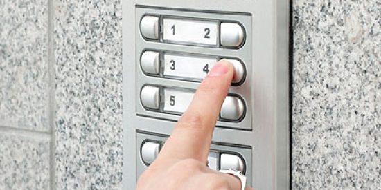 &iquest;Has visto el v&iacute;deo viral sobre lo que ocurre si llamas a un timbre al azar y respondes con un 'yo'?