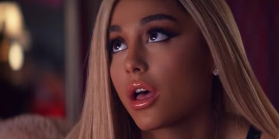 Ariana Grande se tatua en japon&eacute;s, pero metieron la pata