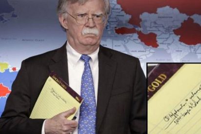 El asesor de seguridad de Trump deja en un descuido a la vista su libreta: "5.000 tropas a Colombia"