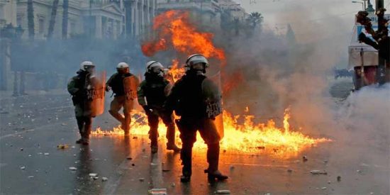 12 heridos en una violenta manifestaci&oacute;n en Atenas contra el cambio de nombre de Macedonia