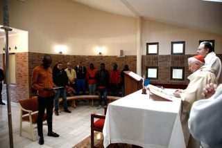 Un inmigrante africano llegado a Valencia recibe el Bautismo de manos del cardenal Ca&ntilde;izares