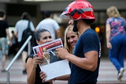 Bomberos posan desnudos en Paraguay para recaudar fondos