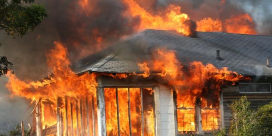 Incendia por despecho la casa de su ex con toda su familia adentro