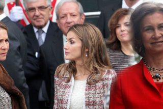 Do&ntilde;a Sof&iacute;a y la infanta Elena dejan en mal lugar a la reina Letizia en p&uacute;blico