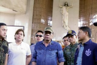 Duterte vuelve a ordenar "aplastar" a los responsables de las "atrocidades" en la catedral de Filipinas