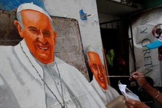 Crist&oacute;bal Rodr&iacute;guez, el abuelo paname&ntilde;o que pinta figuras gigantes del papa y camisetas con su cara