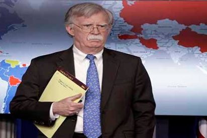 "5 mil tropas a Colombia" La nota en la libreta del "indiscreto" John Bolton