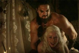Sexo entre Daenerys Targaryen y Khal Drogo en Juego de Tronos.
