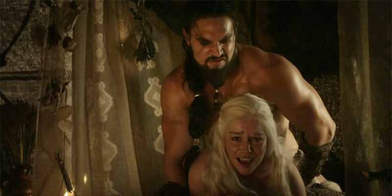 Sexo entre Daenerys Targaryen y Khal Drogo en Juego de Tronos.