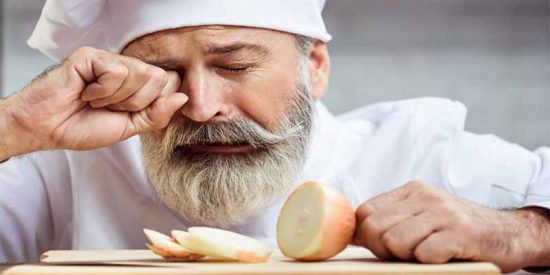 El viejo e infalible truco para cortar cebollas sin llorar