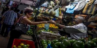 Ante la hiperinflaci&oacute;n el uso de d&oacute;lares se extiende a las compras diarias de los venezolanos