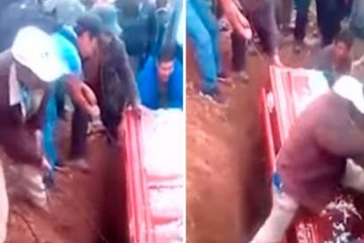 VIDEO: Tropieza un sepulturero y deja expuesto el cad&aacute;ver de una mujer