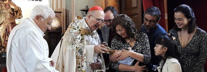 El cardenal Osoro bautiza al hijo de Jes&uacute;s Bastante en San Ant&oacute;n