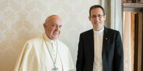 Fr&eacute;deric Fornos, sj: "El Papa est&aacute; preocupado por los ataques del diablo"