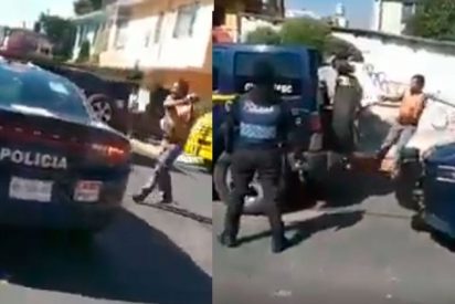 V&iacute;DEO: Un hombre ahuyenta con un palo a un grupo de polic&iacute;as en Ciudad de M&eacute;xico