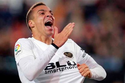 Tangana tabernaria en el Valencia 3 - Getafe 1, con un triplete épico de Rodrigo
