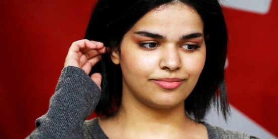 Esta joven saudita que huyó de su país inicia una nueva vida con vestido corto y comiendo cerdo