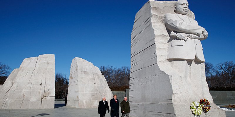 Trump visita el monumento a Martin Luther King Jr. y las redes se descojonan