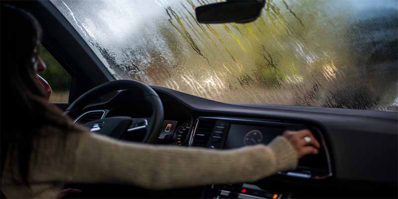 Los 5 consejos útiles para que el frío no te empañe el parabrisas del coche