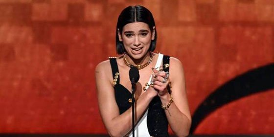 El m&iacute;tico vestido de VERSACE vuelve a aparecer en la alfombra roja