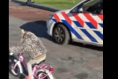Esta ni&ntilde;a gana a la Polic&iacute;a con su triciclo una 'carrera de velocidad'