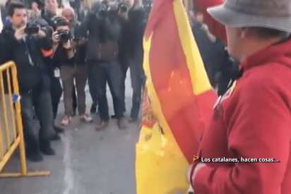 Los CDR quemando fotos del Rey y la bandera espa&ntilde;ola en el MWC
