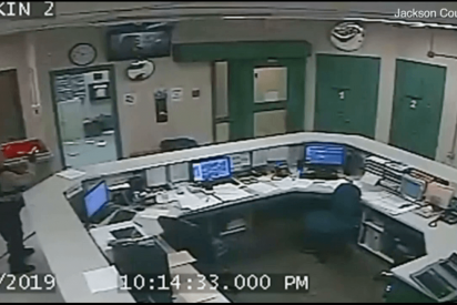 Viral: &iexcl;Un preso intenta fugarse pero el techo se viene abajo y ocurre lo inevitable!