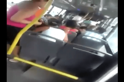 Golpes, gritos e insultos contra estos ladrones en un bus