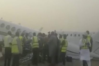 Nigeria: Este avi&oacute;n colapsa en pista porque va sobrecargado de dinero