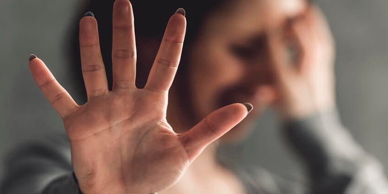 El caradura abusa sexualmente de una chica borracha tras dejar a su novia durmiendo en la habitación de al lado
