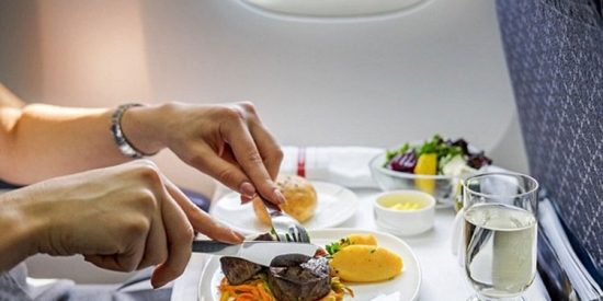 El desagradable hallazgo de un pasajero en la comida del avi&oacute;n