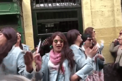 La genial chirigota que enfrenta a madres antiguas y madres modernas...