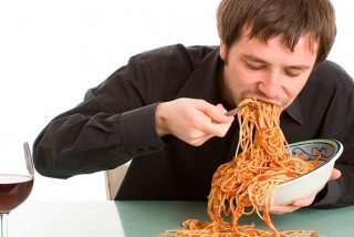 ¡Qué indisgestión! Vean el sablazo que le pegaron a dos turistas japonesas en un restaurante de Roma por dos platos de pasta