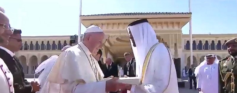 Alfombra roja en la despedida del Papa de Emiratos