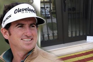 El golfista Fern&aacute;ndez-Casta&ntilde;o usa la bandera independentista como felpudo y festeja el inicio del juicio a los golpistas catalanes