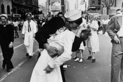Muere el marinero de la ic&oacute;nica foto del beso en Nueva York